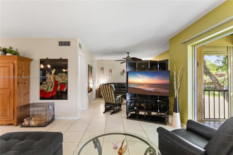 Купить кондоминиум в Пемброк-Пайнс, Флорида 2 спальни, 108.7м2, № 1970636 - фото 17