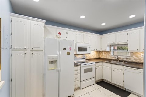 Купить кондоминиум в Пемброк-Пайнс, Флорида 2 спальни, 108.7м2, № 1970636 - фото 4