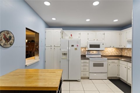 Купить кондоминиум в Пемброк-Пайнс, Флорида 2 спальни, 108.7м2, № 1970636 - фото 5