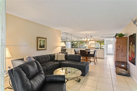 Купить кондоминиум в Пемброк-Пайнс, Флорида 2 спальни, 108.7м2, № 1970636 - фото 16