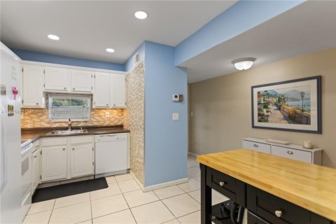 Купить кондоминиум в Пемброк-Пайнс, Флорида 2 спальни, 108.7м2, № 1970636 - фото 6