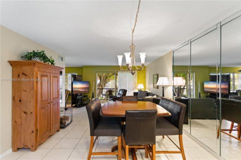 Купить кондоминиум в Пемброк-Пайнс, Флорида 2 спальни, 108.7м2, № 1970636 - фото 9