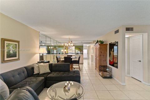 Купить кондоминиум в Пемброк-Пайнс, Флорида 2 спальни, 108.7м2, № 1970636 - фото 13