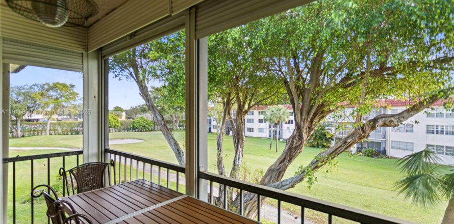 Кондоминиум с 2 спальнями в Пемброк-Пайнс, Флорида № 1970636