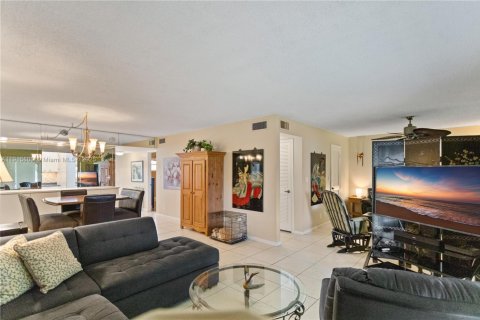 Купить кондоминиум в Пемброк-Пайнс, Флорида 2 спальни, 108.7м2, № 1970636 - фото 14