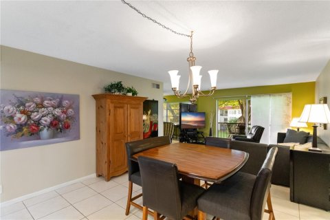 Купить кондоминиум в Пемброк-Пайнс, Флорида 2 спальни, 108.7м2, № 1970636 - фото 10