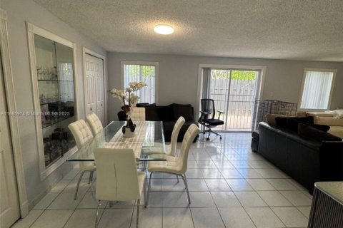 Touwnhouse à vendre à Miami, Floride: 3 chambres, 132.85 m2 № 2016589 - photo 3