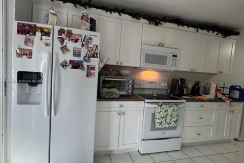 Touwnhouse à vendre à Miami, Floride: 3 chambres, 132.85 m2 № 2016589 - photo 8