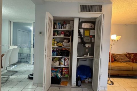 Touwnhouse à vendre à Miami, Floride: 3 chambres, 132.85 m2 № 2016589 - photo 12