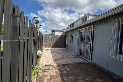 Touwnhouse à vendre à Miami, Floride: 3 chambres, 132.85 m2 № 2016589 - photo 27