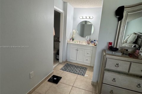 Touwnhouse à vendre à Miami, Floride: 3 chambres, 132.85 m2 № 2016589 - photo 24