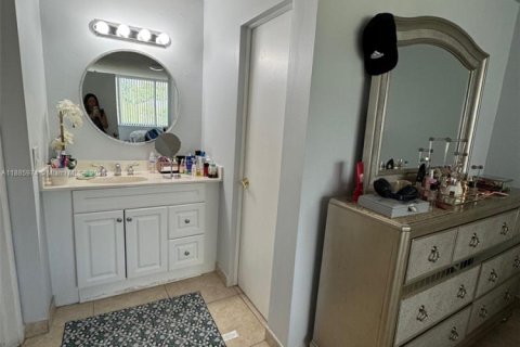 Touwnhouse à vendre à Miami, Floride: 3 chambres, 132.85 m2 № 2016589 - photo 23