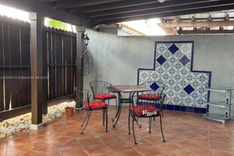 Adosado en Miami, Florida 3 dormitorios, 132.85 m2 № 2016589