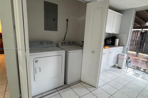 Touwnhouse à vendre à Miami, Floride: 3 chambres, 132.85 m2 № 2016589 - photo 10