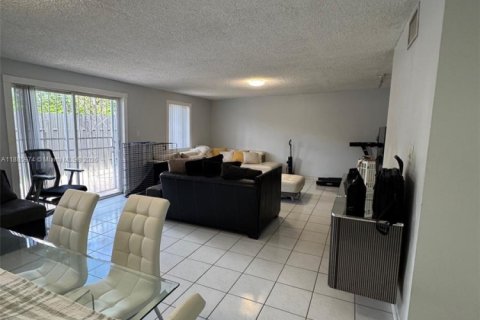 Touwnhouse à vendre à Miami, Floride: 3 chambres, 132.85 m2 № 2016589 - photo 5