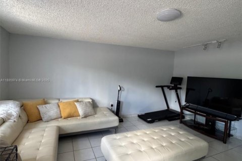 Touwnhouse à vendre à Miami, Floride: 3 chambres, 132.85 m2 № 2016589 - photo 4