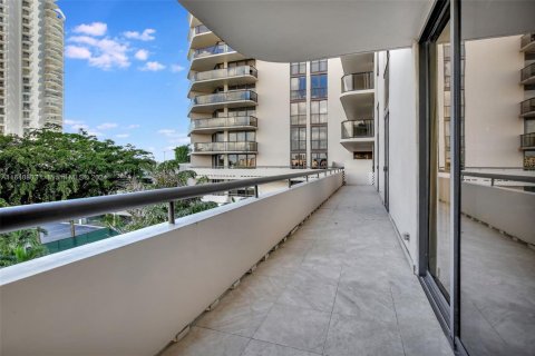 Condo in Aventura, Florida, 2 bedrooms  № 1937378 - photo 21