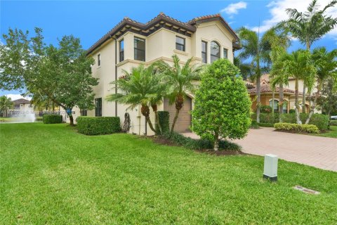 Снять в аренду виллу или дом в Делрей-Бич, Флорида 6 спален, 402.36м2, № 1950463 - фото 2