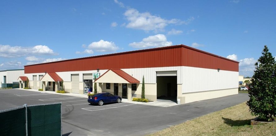 Commercial property in Leesburg, Florida № 2237570