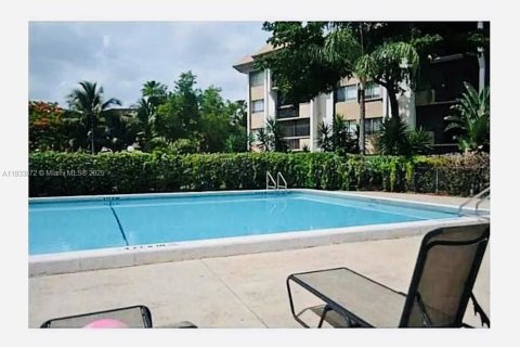 Condo in Plantation, Florida, 2 bedrooms  № 1814802 - photo 24
