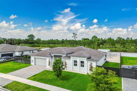 Снять в аренду виллу или дом в Хомстед, Флорида 3 спальни, 198.53м2, № 1988174 - фото 2