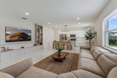 Снять в аренду виллу или дом в Хомстед, Флорида 3 спальни, 198.53м2, № 1988174 - фото 5