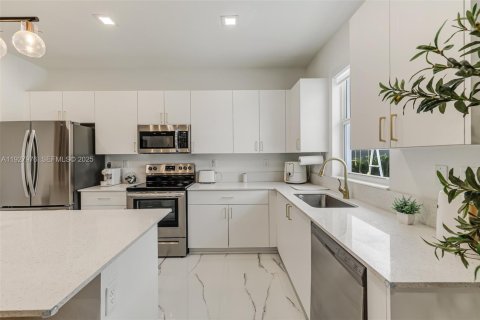 Снять в аренду виллу или дом в Хомстед, Флорида 3 спальни, 198.53м2, № 1988174 - фото 7