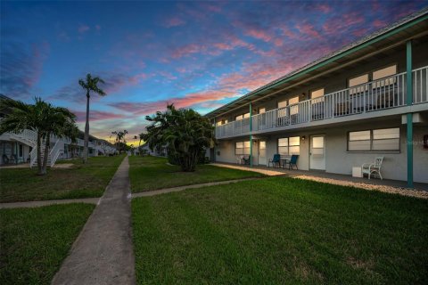 Condominio en Saint Petersburg, Florida, 2 dormitorios  № 2144565