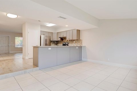 Casa en alquiler en Fort Lauderdale, Florida, 2 dormitorios, 113.34 m2 № 1986510 - foto 9