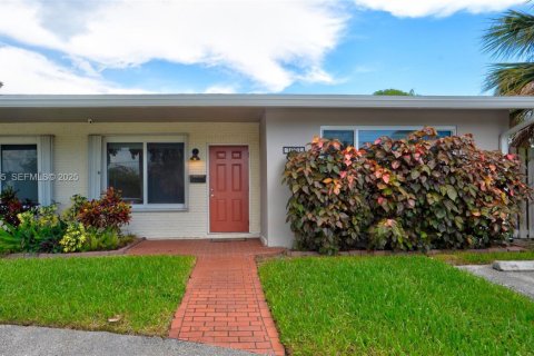 Casa en alquiler en Fort Lauderdale, Florida, 2 dormitorios, 113.34 m2 № 1986510 - foto 1