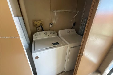 Copropriété à louer à Pembroke Pines, Floride: 2 chambres, 104.98 m2 № 1988746 - photo 13