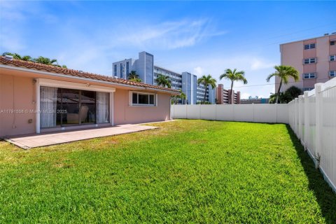 Villa ou maison à vendre à Hallandale Beach, Floride: 3 chambres, 139.35 m2 № 1726837 - photo 17
