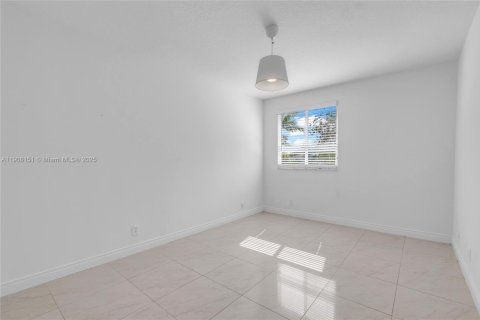 House in Weston, Florida 3 bedrooms, 168.62 sq.m. № 1965418 - photo 25