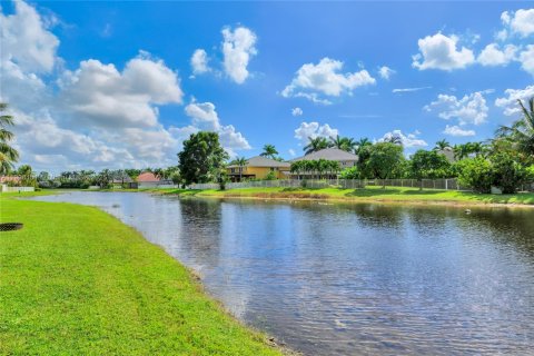 House in Weston, Florida 3 bedrooms, 168.62 sq.m. № 1965418 - photo 14