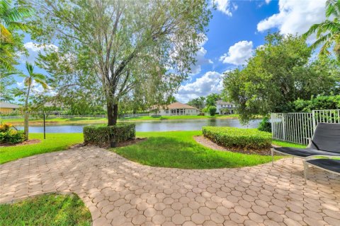 House in Weston, Florida 3 bedrooms, 168.62 sq.m. № 1965418 - photo 11