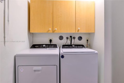 House in Weston, Florida 3 bedrooms, 168.62 sq.m. № 1965418 - photo 15