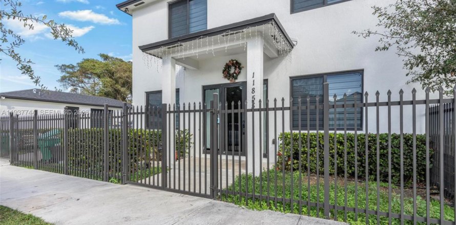 Дом в Майами, Флорида 4 спальни, 389.73м2 № 1997202