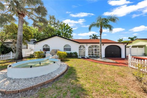 House in Tampa, Florida 4 bedrooms, 153.01 sq.m. № 2231684 - photo 3