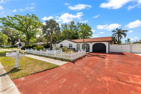 House in Tampa, Florida 4 bedrooms, 153.01 sq.m. № 2231684 - photo 4