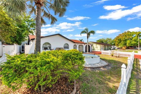 House in Tampa, Florida 4 bedrooms, 153.01 sq.m. № 2231684 - photo 2