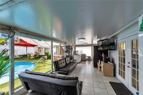 House in Tampa, Florida 4 bedrooms, 153.01 sq.m. № 2231684 - photo 14