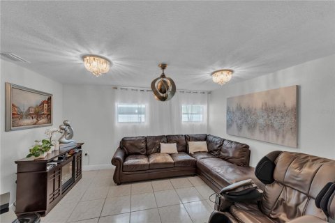 House in Tampa, Florida 4 bedrooms, 153.01 sq.m. № 2231684 - photo 22