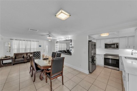 House in Tampa, Florida 4 bedrooms, 153.01 sq.m. № 2231684 - photo 25