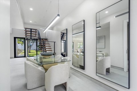 Townhouse in Fort Lauderdale, Florida 4 bedrooms, 390.19 sq.m. № 2190082 - photo 11