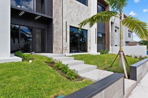 Townhouse in Fort Lauderdale, Florida 4 bedrooms, 390.19 sq.m. № 2190082 - photo 2