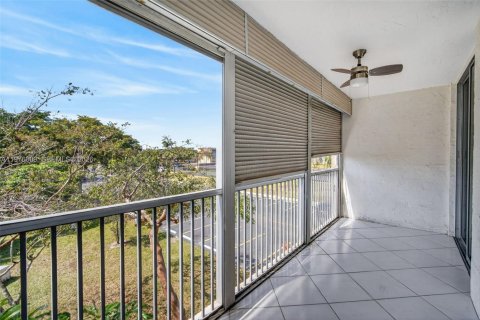 Condo in Lauderdale Lakes, Florida, 2 bedrooms  № 2040283 - photo 8