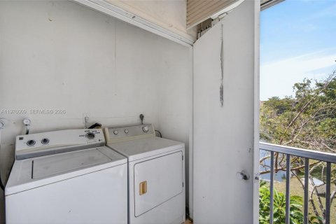 Condo in Lauderdale Lakes, Florida, 2 bedrooms  № 2040283 - photo 10