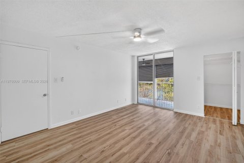 Condo in Lauderdale Lakes, Florida, 2 bedrooms  № 2040283 - photo 4