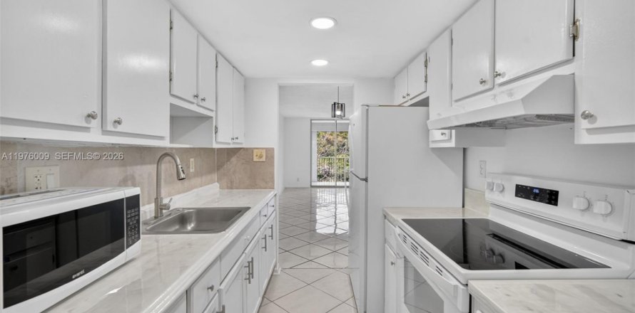 Condo in Lauderdale Lakes, Florida, 2 bedrooms  № 2040283