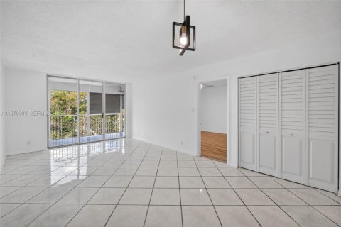 Condo in Lauderdale Lakes, Florida, 2 bedrooms  № 2040283 - photo 17